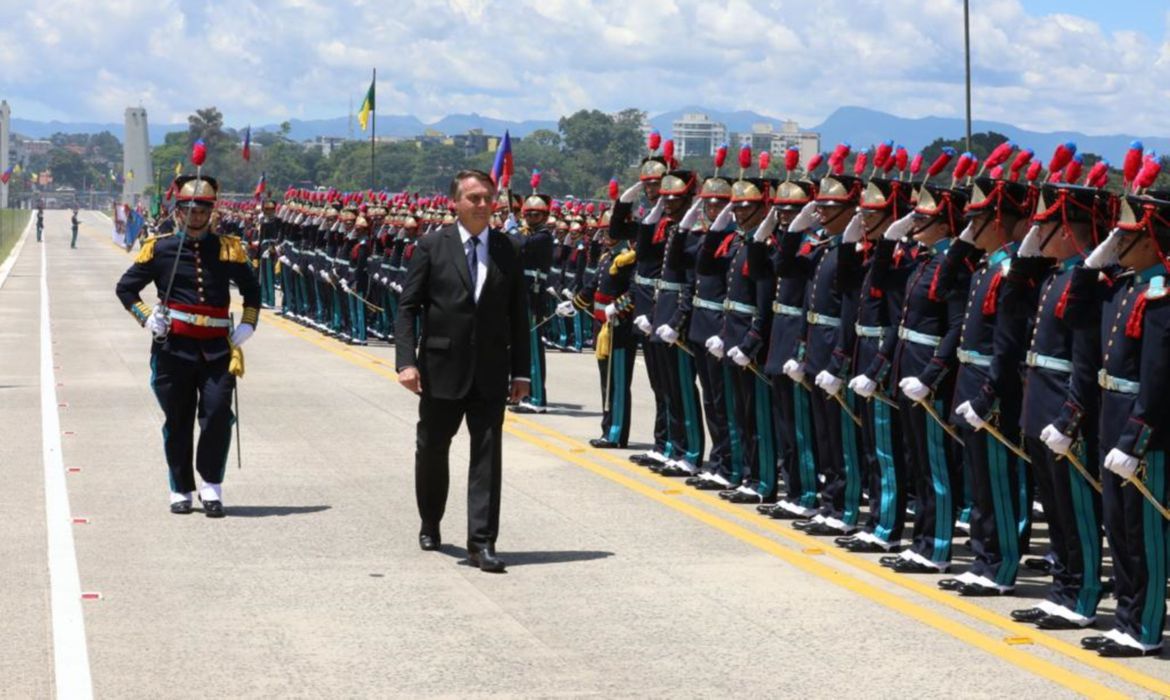 Presidente diploma cadetes e fala sobre governo: “Aqui é mais difícil”