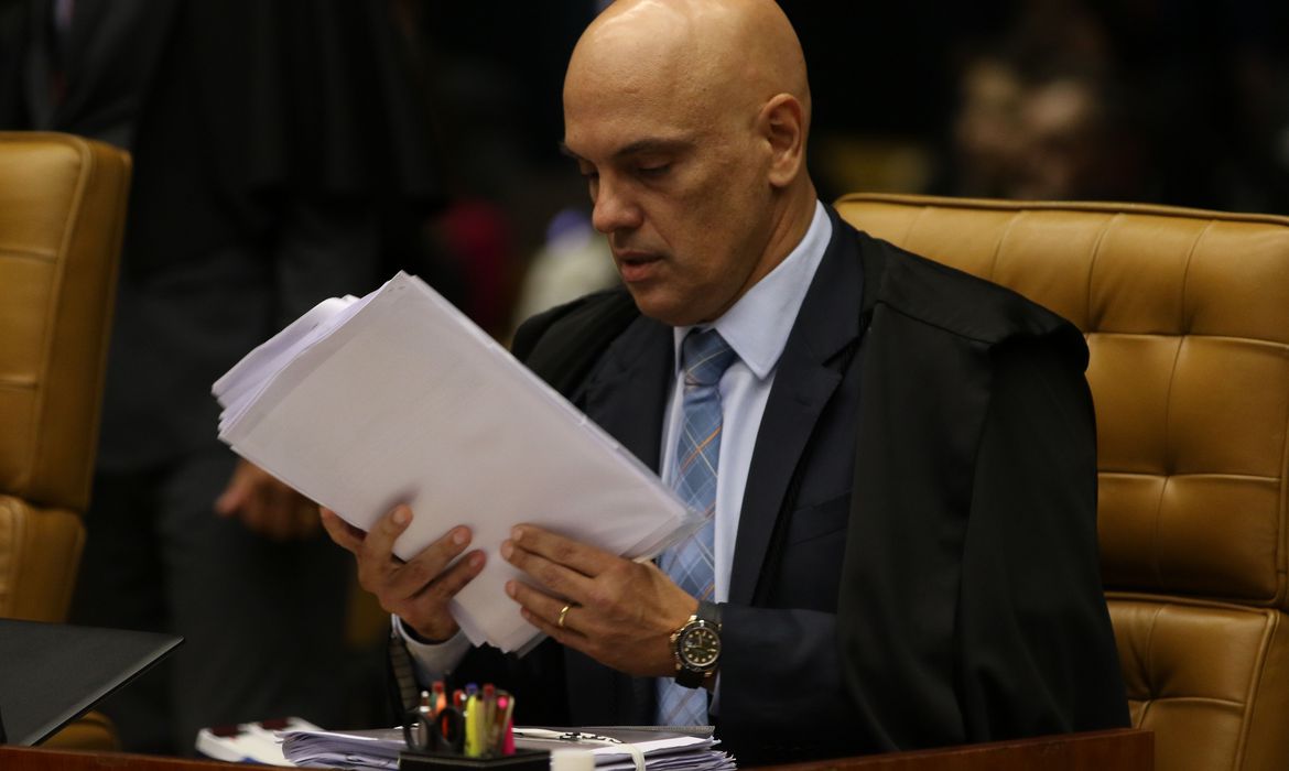 Alexandre de Moraes abre inquérito sobre live do presidente