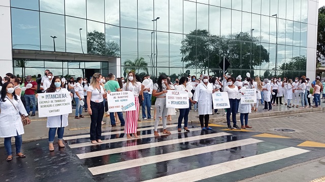 Funcionários do Hospital Clériston Andrade fazem manifestação em apoio do diretor Carlos Pitangueira