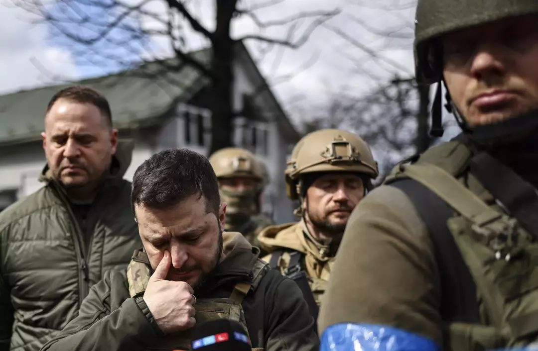 Zelensky visita Bucha após massacre e acusa Rússia de genocídio