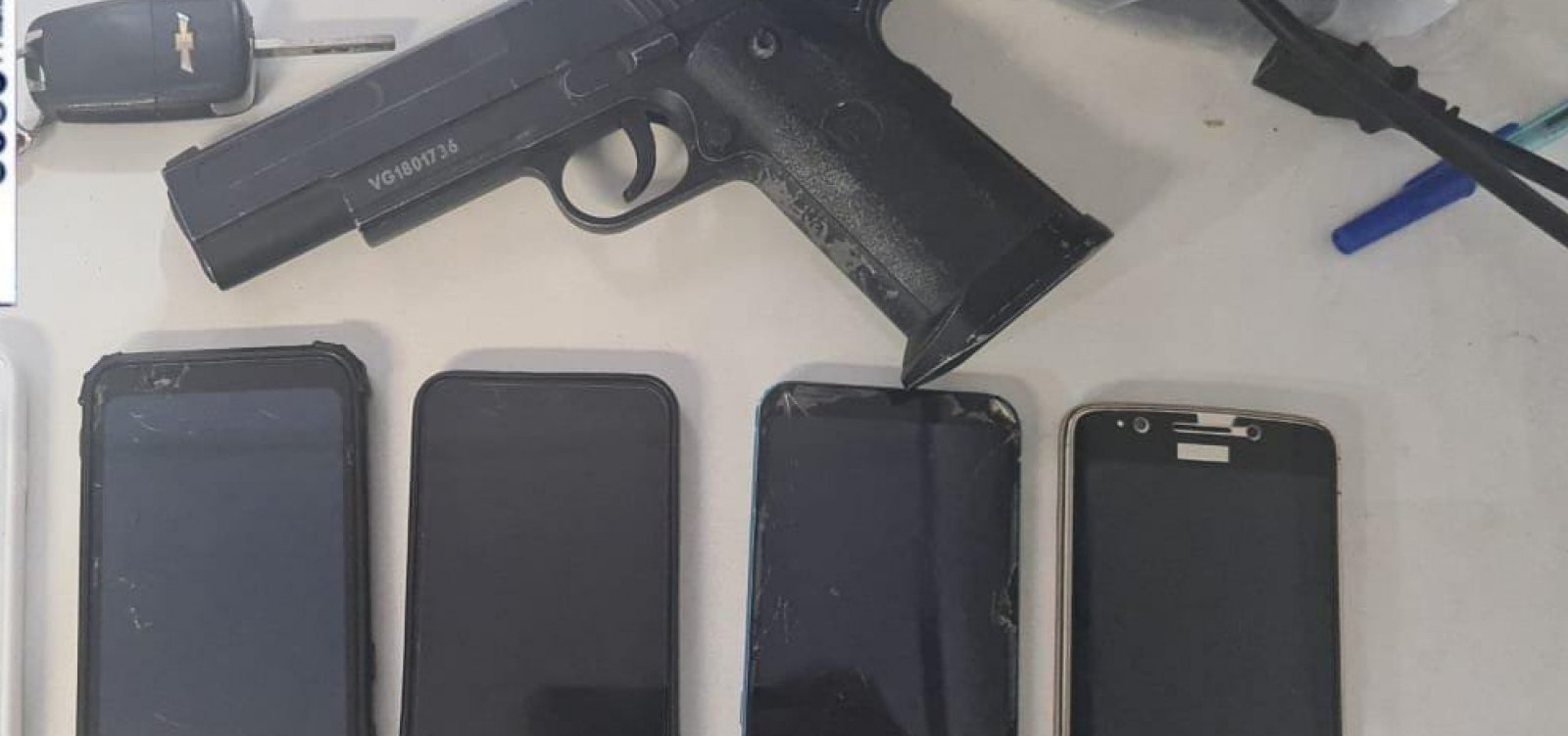 Trio com arma de brinquedo é preso após roubo de celulares